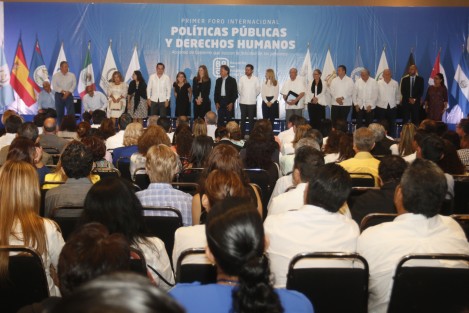 El gobernador de Veracruz, Miguel Ángel Yunes Linares, inauguró los trabajos del Foro Internacional <em>Políticas Públicas y Derechos Humanos</em>. El mandatario estuvo acompañado por Namiko Matzumoto, titular de la Comisión Estatal de los Derechos Humanos.