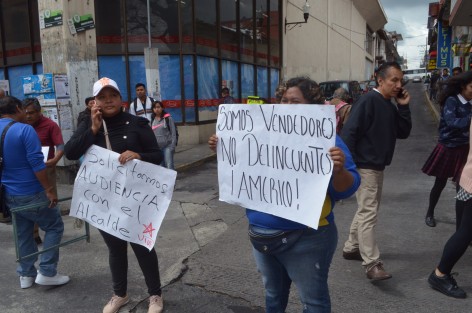 Vendedores ambulantes bloquearon las calles de Revolución y Victoria debido a que inspectores de gobierno pretenden retíralos de la vía pública por las festividades de Día de Muertos, argumentan que sólo buscan trabajar y que no son delincuentes.