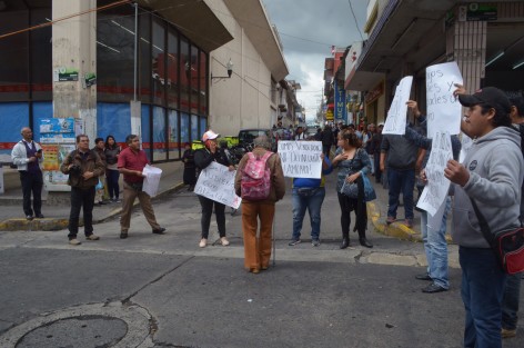 Vendedores ambulantes bloquearon las calles de Revolución y Victoria debido a que inspectores de gobierno pretenden retíralos de la vía pública por las festividades de Día de Muertos, argumentan que sólo buscan trabajar y que no son delincuentes.