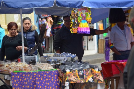 Vendedores informales bloquearon las calles de Revolución y Victoria debido a que inspectores de gobierno pretenden retíralos de la vía pública por las festividades de Día de Muertos, argumentan que solo buscan trabajar y que no son delincuentes.