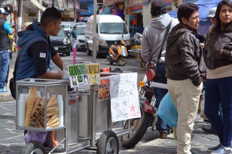 Vendedores informales bloquearon las calles de Revolución y Victoria debido a que inspectores de gobierno pretenden retíralos de la vía pública por las festividades de Día de Muertos, argumentan que solo buscan trabajar y que no son delincuentes.