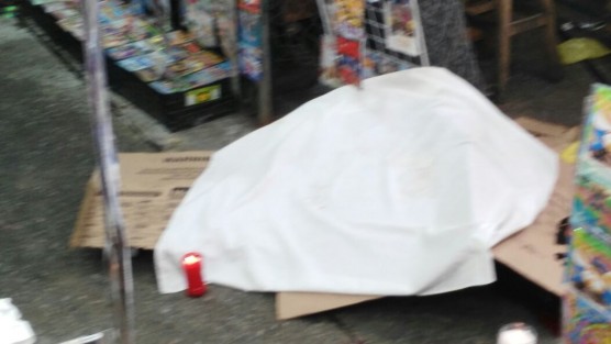 De varios impactos de proyectil de arma de fuego, fue asesinado la mañana de este miércoles un vendedor de discos piratas cuando se encontraba en su puesto ubicado a un costado del mercado Revolución de la ciudad de Córdoba, los agresores logran escapar.
