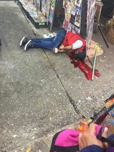 De varios impactos de proyectil de arma de fuego, fue asesinado la mañana de este miércoles un vendedor de discos piratas cuando se encontraba en su puesto ubicado a un costado del mercado Revolución de la ciudad de Córdoba, los agresores logran escapar.