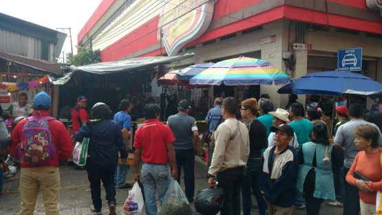 De varios impactos de proyectil de arma de fuego, fue asesinado la mañana de este miércoles un vendedor de discos piratas cuando se encontraba en su puesto ubicado a un costado del mercado Revolución de la ciudad de Córdoba, los agresores logran escapar.