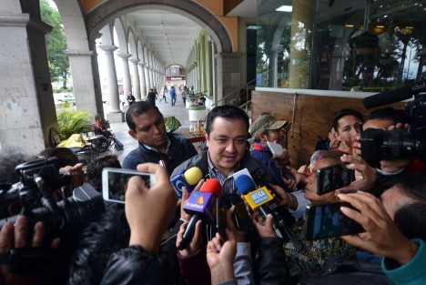 El alcalde de Xalapa, Américo Zúñiga, aclaró que no se cobrará el impuesto predial por anticipado y que lo que se cobra por anticipado es el servicio de agua potable, como está por  ley desde hace 25 años. Resaltó la transparencia con que se ha manejado su administración.