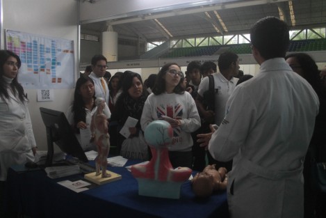 Desde este miércoles y hasta el viernes 27 de octubre, se lleva a cabo en el Gimnasio Universitario, la Expo Orienta 2017 de la Universidad Veracruzana, donde los jóvenes de bachillerato pueden conocer la oferta académica, así como requisitos de ingreso y especificaciones de cada una de las carreras. 