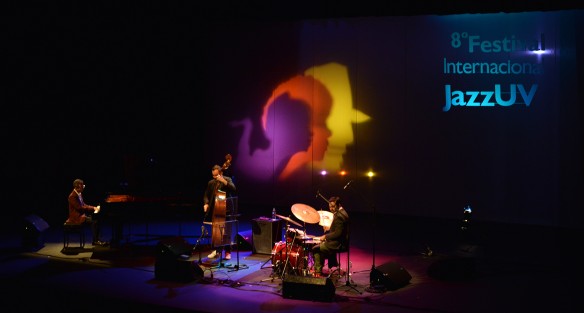 En el segundo día de actividades del 8º Festival Internacional JazzUV se presentó con el éxito de siempre, Edgar Dorantes Trío, en la sala Emilio Emilio Carballido del Teatro del Estado.