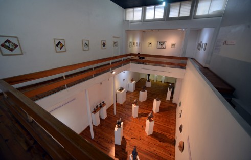 En la galería universitaria Ramón Alva de la Canal se encuentra la exposición Piel de Arcilla de Tomás Owen; y en la planta alta Unir- Almas, de Bazuco ambas exposiciones son arte puro, no deje de visitarlas.