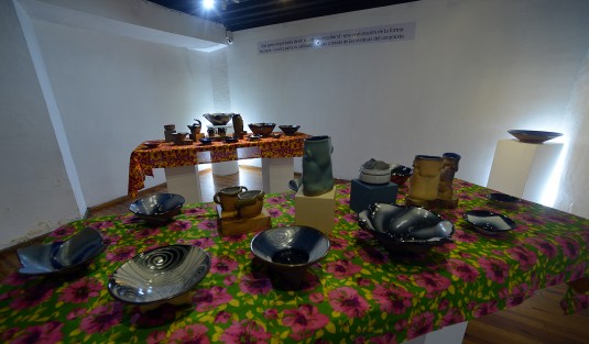 En la galería universitaria Ramón Alva de la Canal se encuentra la exposición Piel de Arcilla de Tomás Owen; y en la planta alta Unir- Almas, de Bazuco ambas exposiciones son arte puro, no deje de visitarlas.