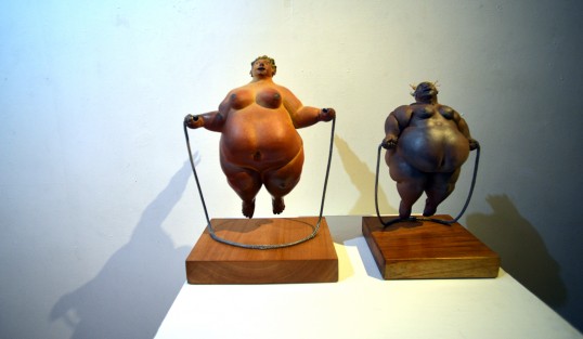 En la galería universitaria Ramón Alva de la Canal se encuentra la exposición Piel de Arcilla de Tomás Owen; y en la planta alta Unir- Almas, de Bazuco ambas exposiciones son arte puro, no deje de visitarlas.