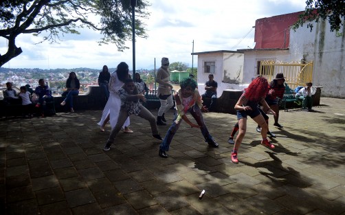 Estudiantes del taller de tetro de la Escuela Industrial organizaron un flashmob en el parque Morelos de esta capital, disfrazados de personajes famosos.
