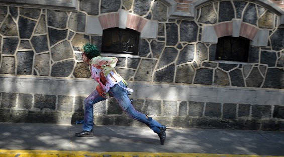 Estudiantes del taller de tetro de la Escuela Industrial organizaron un flashmob en el parque Morelos de esta capital, disfrazados de personajes famosos.
