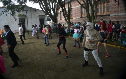 Bailaron  e interactuaron con las personas que en esos momentos pasaban, también aprovecharon para invitar al público en general a asistir a los eventos que tendrán esta escuela desde este fin de semana con motivo de Día de Muertos.
