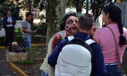 Bailaron  e interactuaron con las personas que en esos momentos pasaban, también aprovecharon para invitar al público en general a asistir a los eventos que tendrán esta escuela desde este fin de semana con motivo de Día de Muertos.
