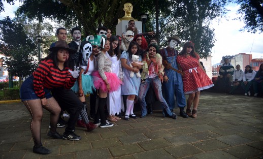 Estudiantes del taller de tetro de la Escuela Industrial organizaron un flashmob en el parque Morelos de esta capital, disfrazados de personajes famosos.

