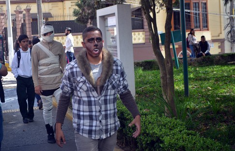 Estudiantes del taller de tetro de la Escuela Industrial organizaron un flashmob en el parque Morelos de esta capital, disfrazados de personajes famosos.
