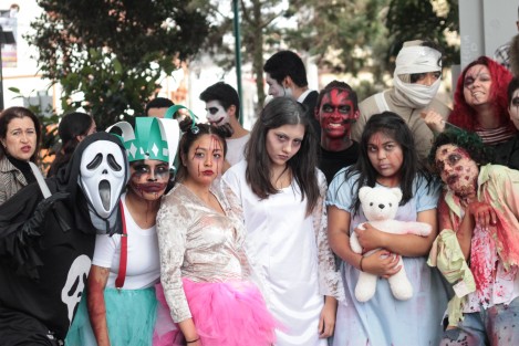 Estudiantes del taller de tetro de la Escuela Industrial organizaron un flashmob en el parque Morelos de esta capital, disfrazados de personajes famosos. Bailaron  e interactuaron con las personas que en esos momentos pasaban, también aprovecharon para invitar al público en general a asistir a los eventos que tendrán esta escuela desde este fin de semana con motivo de Día de Muertos.

