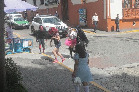 Estudiantes del taller de tetro de la Escuela Industrial organizaron un flashmob en el parque Morelos de esta capital, disfrazados de personajes famosos.
