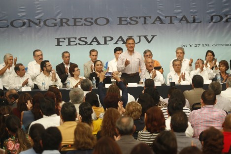 El gobernador de Veracruz, Miguel Ángel Yunes Linares, inauguró los trabajos del XX Congreso Estatal del FESAPAUV. La rectora de Universidad Veracruzana, Sara Ladròn de Guevara, acudió como invitada.