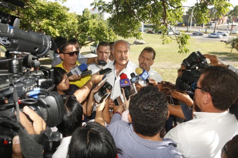 El dirigente del FESAPAUV, Enrique Levet Orozpe, negó que haya habido saqueo en las arcas de IPE; el recurso se gastó en pago de pensiones, afirmó. Eldéficit enel Instituto se debe al desequilibrio entrepensionados y trabajadores activos. 
