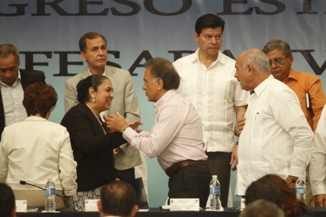 El gobernador de Veracruz, Miguel Ángel Yunes Linares, inauguró los trabajos del XX Congreso Estatal del FESAPAUV. La rectora de Universidad Veracruzana, Sara Ladròn de Guevara, acudió como invitada.