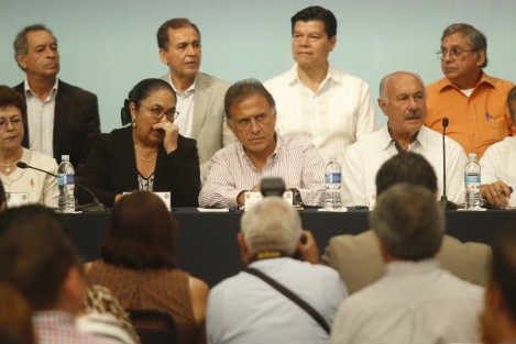 El gobernador de Veracruz, Miguel Ángel Yunes Linares, inauguró los trabajos del XX Congreso Estatal del FESAPAUV. La rectora de Universidad Veracruzana, Sara Ladròn de Guevara, acudió como invitada.