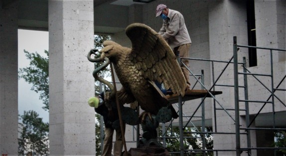 Continúa la limpieza del águila en el Palacio Legislativo.