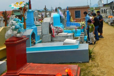 Personal de salud en alerta durante todos santos, esperan un gran número de visitantes a los panteones de Tlapacoyan.
