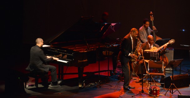 Con la dirección de Luis Mario Moncada y música de Donald Harrison Quinset, se presentó The Amercan Slave  Coast, dentro  del 8º Festival Internacional JazzUV, obra que cuenta la historia de esclavismo en Estados Unidos.
