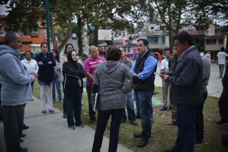 Para conocer y atender directamente las necesidades de la zona centro-sur de la ciudad, el alcalde Américo Zúñiga Martínez recorrió con familias y habitantes las calles de los fraccionamientos Ensueño y Marco Antonio Muñoz.