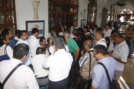 El senador José Yunes Zorrilla, pidió unidad al interior del PRI y aseguró que acatará, respetará y apoyará la designación del candidato a la gubernatura por el partido tricolor, en caso de no ser él.