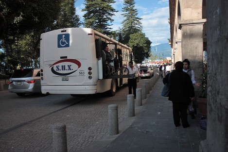 La llamada Ruta 100 del Servicio Urbano de Xalapa, presta servicio a personas con discapacidad que se transportan en silla de ruedas, especialmente, ya que cuenta con el mecanismo para su transportación segura. 