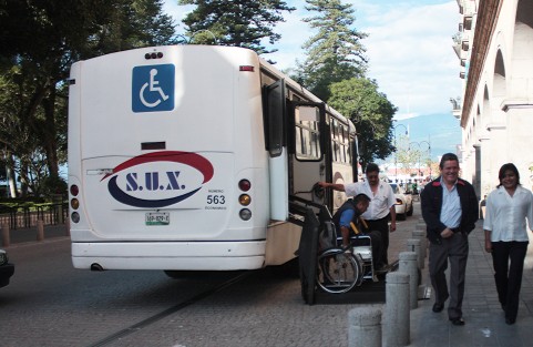 Supuestamente otras líneas como Excelsior y Transportes Banderilla deberían por ley ofrecer este servicio, pero al considerar que son pocos los usuarios, optaron por no trabajarlos. Si desea conocer si la Ruta 100 puede transportar a algún conocido en su recorrido, llame al 8 11 29 14 del SUX, para que le informen la ruta.