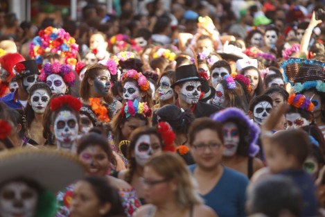 Cerca de 200 catrinas desfilaron en la ciudad de Veracruz por la avenida Independencia, para conmemorar, de forma adelantada, el Día de Muertos.