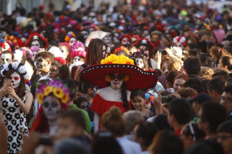 Cerca de 200 catrinas desfilaron en la ciudad de Veracruz por la avenida Independencia, para conmemorar, de forma adelantada, el Día de Muertos.
