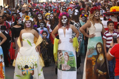 Cerca de 200 catrinas desfilaron en la ciudad de Veracruz por la avenida Independencia, para conmemorar, de forma adelantada, el Día de Muertos.