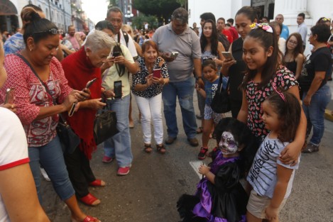 
Cerca de 200 catrinas desfilaron en la ciudad de Veracruz por la avenida Independencia, para conmemorar, de forma adelantada, el Día de Muertos.