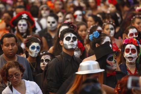 
Cerca de 200 catrinas desfilaron en la ciudad de Veracruz por la avenida Independencia, para conmemorar, de forma adelantada, el Día de Muertos.