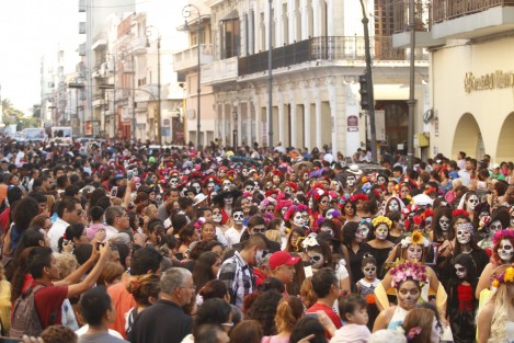 
Cerca de 200 catrinas desfilaron en la ciudad de Veracruz por la avenida Independencia, para conmemorar, de forma adelantada, el Día de Muertos.