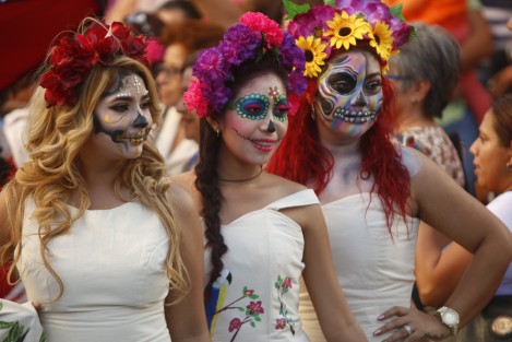  Cerca de 200 catrinas desfilaron en la ciudad de Veracruz por la avenida Independencia, para conmemorar, de forma adelantada, el Día de Muertos.