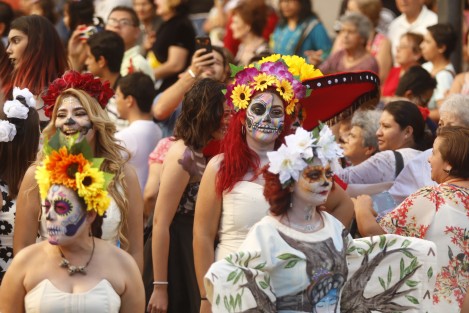  Cerca de 200 catrinas desfilaron en la ciudad de Veracruz por la avenida Independencia, para conmemorar, de forma adelantada, el Día de Muertos.