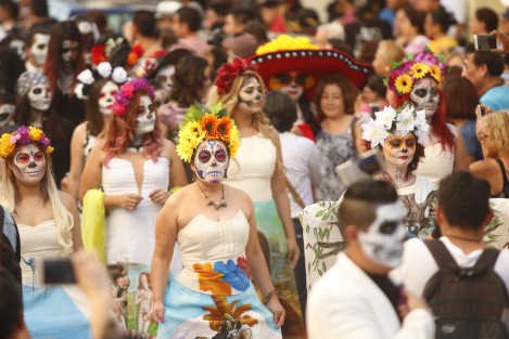  Cerca de 200 catrinas desfilaron en la ciudad de Veracruz por la avenida Independencia, para conmemorar, de forma adelantada, el Día de Muertos.