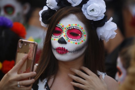  Cerca de 200 catrinas desfilaron en la ciudad de Veracruz por la avenida Independencia, para conmemorar, de forma adelantada, el Día de Muertos.