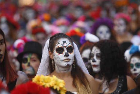  Cerca de 200 catrinas desfilaron en la ciudad de Veracruz por la avenida Independencia, para conmemorar, de forma adelantada, el Día de Muertos.