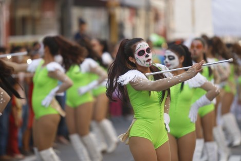  Cerca de 200 catrinas desfilaron en la ciudad de Veracruz por la avenida Independencia, para conmemorar, de forma adelantada, el Día de Muertos.