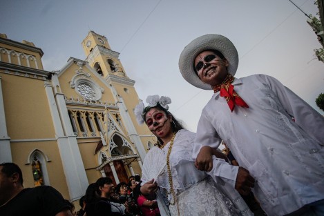 Se llevó a cabo el segundo desfile de catrinas por las calles de Xalapa con la participación de diferentes escuelas. 
