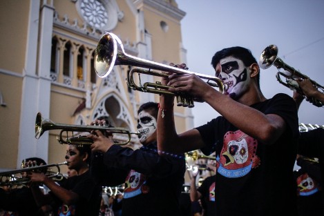 Se llevó a cabo el segundo desfile de catrinas por las calles de Xalapa con la participación de diferentes escuelas. 