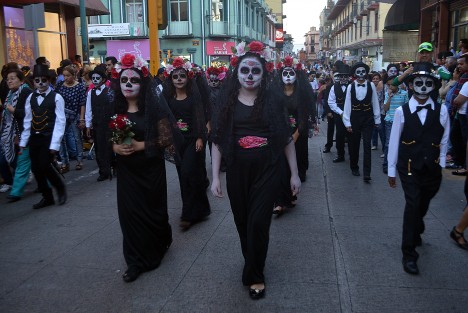 Cientos de alumnos de diferentes instituciones educativas, así como sus marching bands participaron en este colorido desfile.