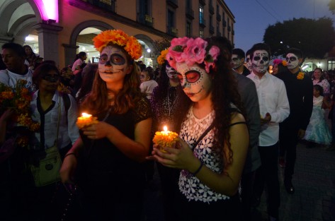Cientos de alumnos de diferentes instituciones educativas, así como sus marching bands participaron en este colorido desfile.
