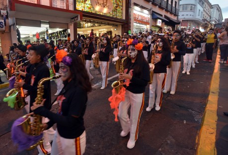 Cientos de alumnos de diferentes instituciones educativas, así como sus marching bands participaron en este colorido desfile.